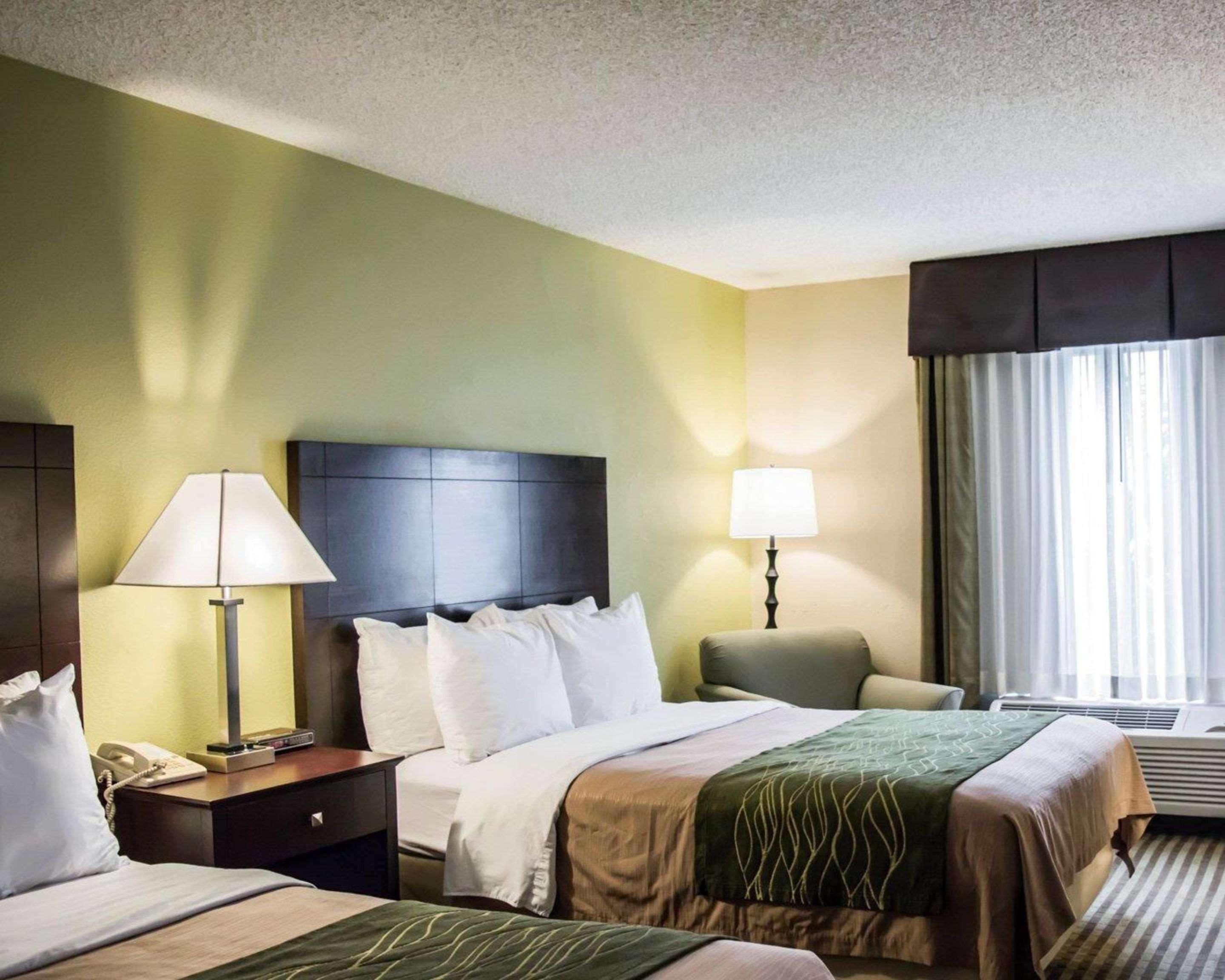 Comfort Inn & Suites St Pete - Clearwater International Airport Exterior photo