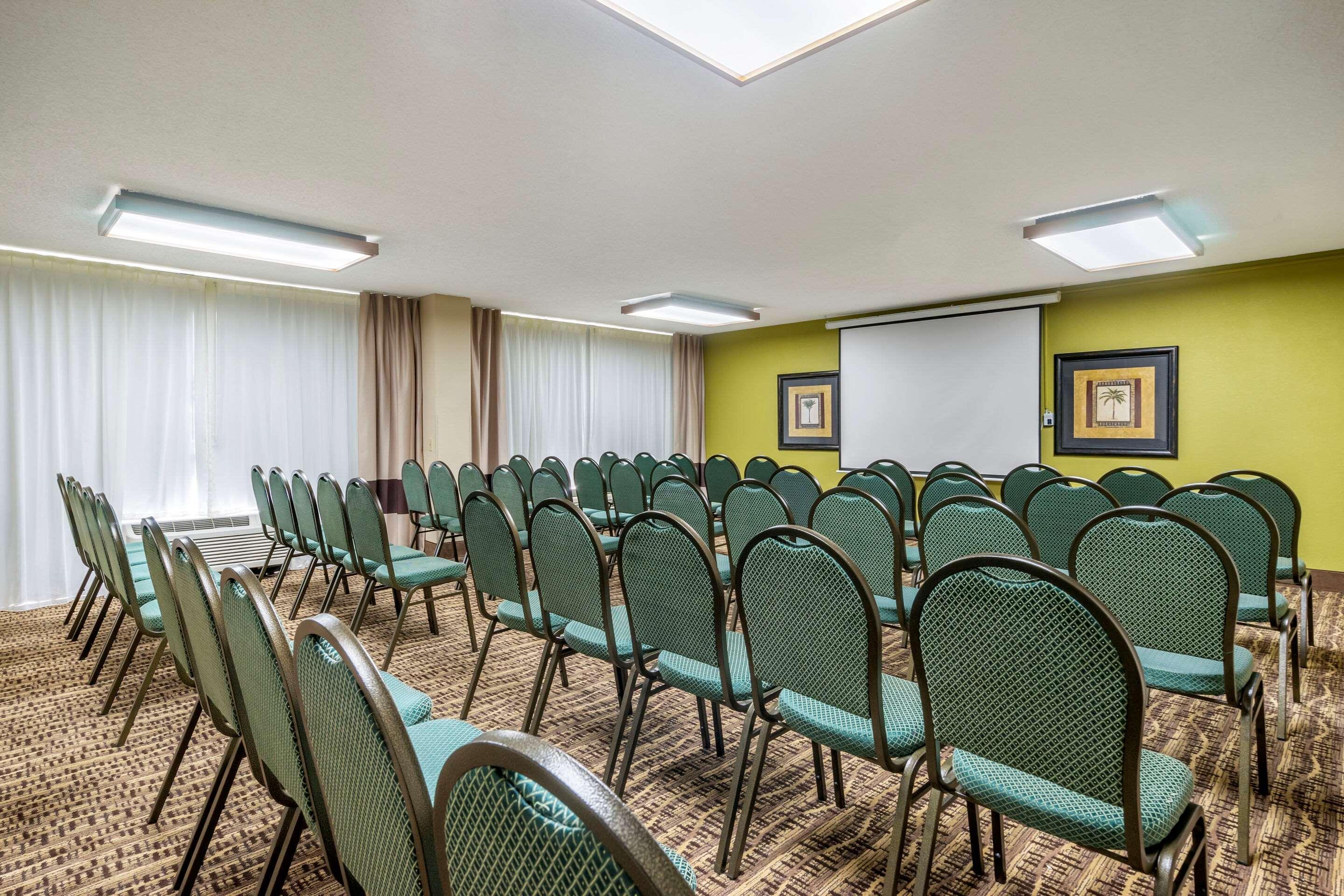 Comfort Inn & Suites St Pete - Clearwater International Airport Exterior photo